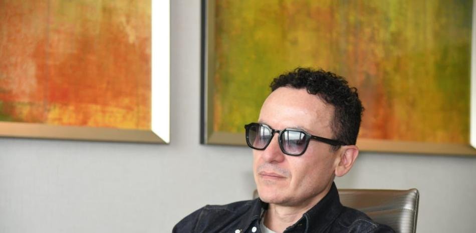 Fonseca presenta en Santo Domingo un álbum con merengue mientras la capital vuelve a girar entre vitrina y gestión