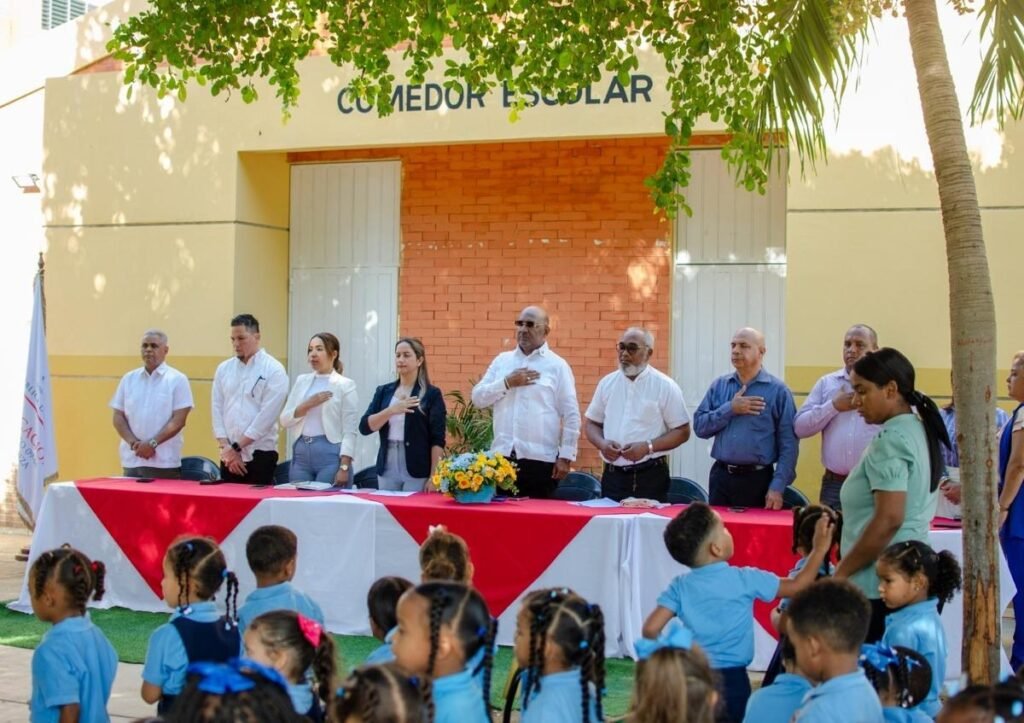 Entregan 34 aulas en Valverde y crece la exigencia de que el Gobierno rinda cuentas sobre el rezago educativo