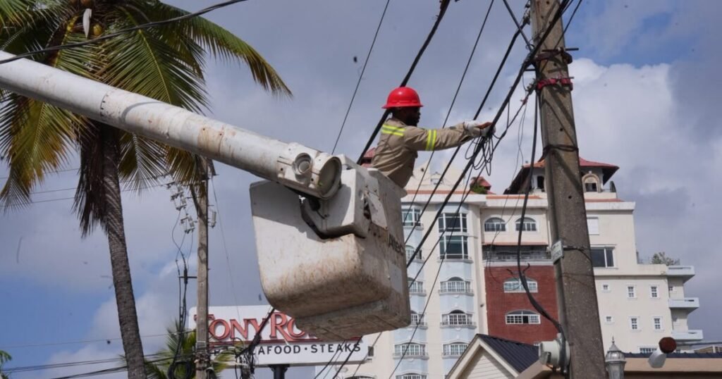 Santo Domingo empieza a desatar 300 kilómetros de cableado aéreo en desuso