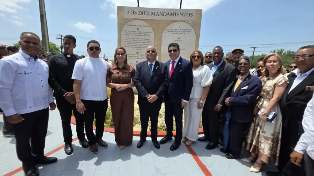 Digecac inaugura el Monumento a los Diez Mandamientos en la Carretera Mella y pone bajo examen el uso del espacio público