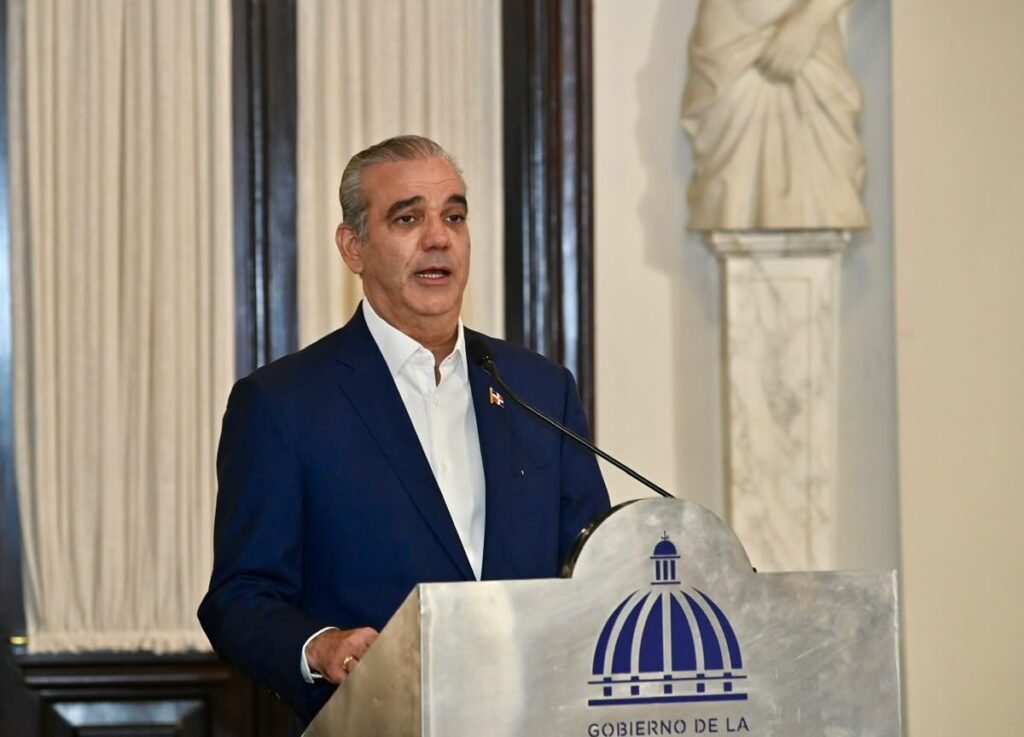 Abinader presenta Eficompras; con promesa de transparencia y ahorro, mientras queda abierta la prueba de resultados