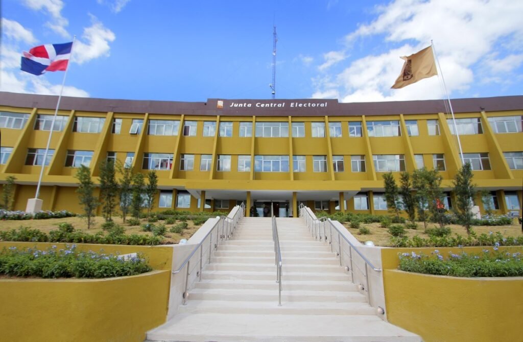 JCE activa sanción por encuestas fuera de plazo y expone tensión temprana en la carrera hacia 2028