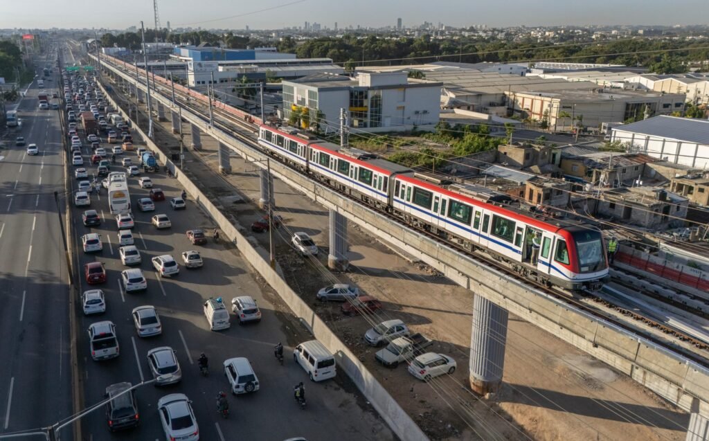 Metro de Los Alcarrizos entra en operación plena, pero termina la gratuidad y abre exigencias de vigilancia sobre el servicio