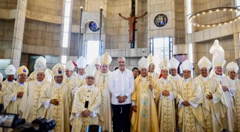 Abinader asiste en La Vega a la posesión del nuevo obispo en una ceremonia de fuerte carga simbólica