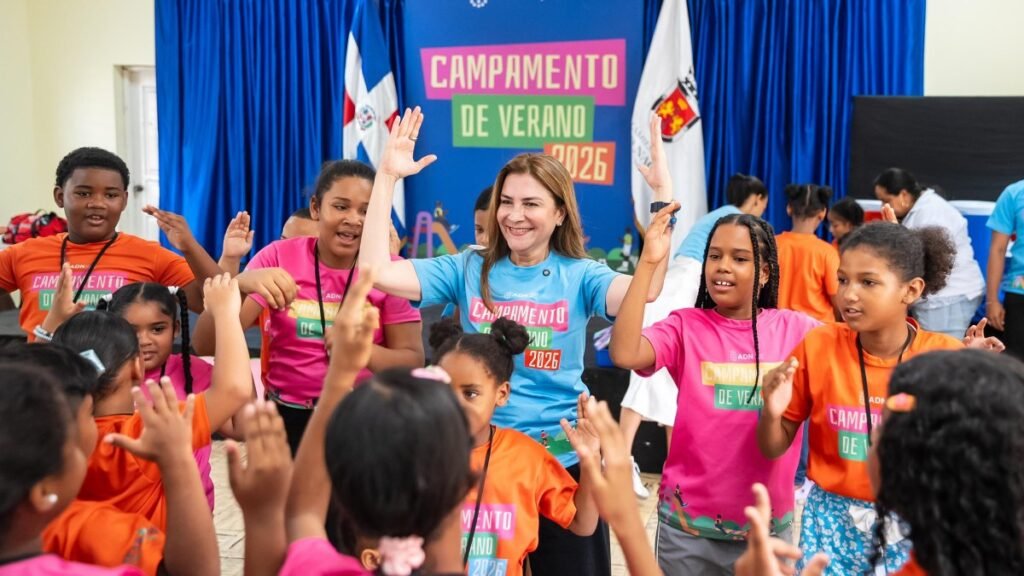 Carolina Mejía vuelve a centrar la agenda municipal en actos simbólicos durante campamento infantil