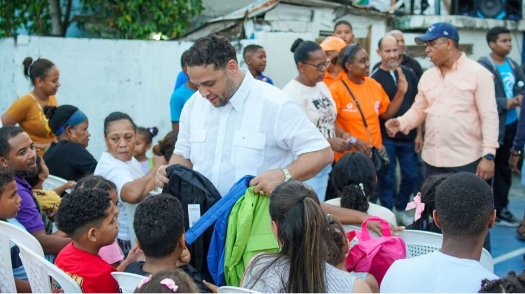 800 niños reciben útiles y equipos en Los Girasoles, en una jornada que expone carencias de fondo