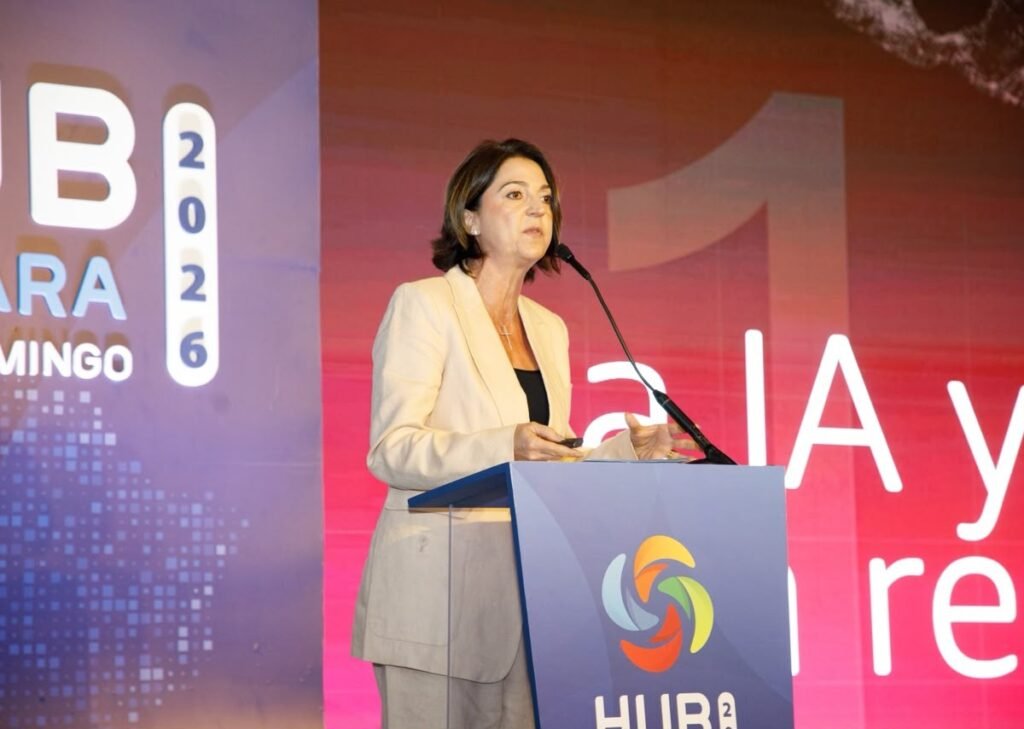 Abinader presenta con AWS 50 mil becas en IA y nube; mientras queda abierta la exigencia de resultados verificables antes de 2028