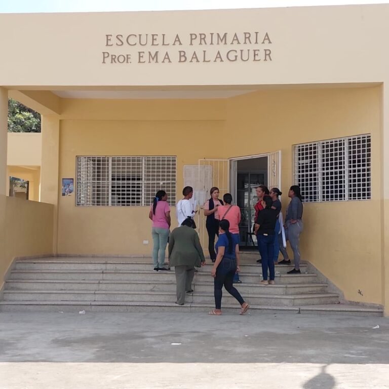 Padres de Santiago emplazan al Gobierno por escuelas intervenidas sin terminar y docencia afectada
