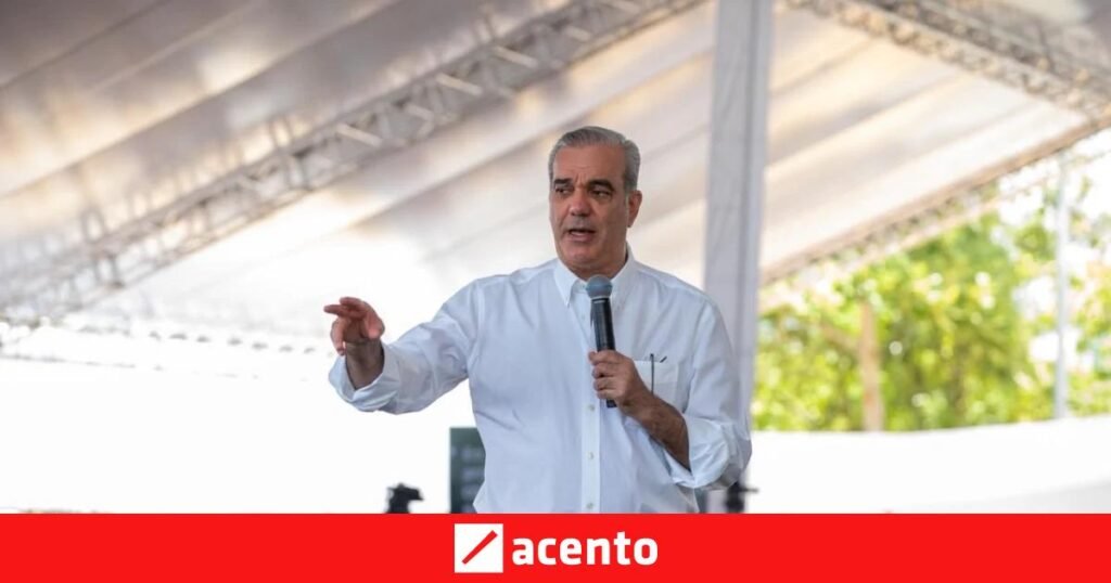Abinader entrega 1,750 títulos en Los Alcarrizos mientras el Gobierno admite que miles de familias seguían sin seguridad jurídica