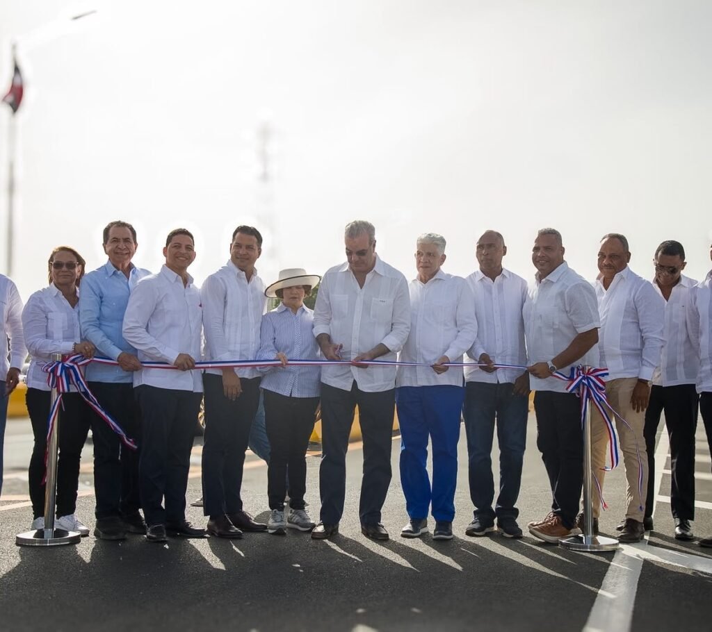 Abinader entrega puente y asfaltado en Peravia mientras el Gobierno vuelve a centrar su agenda en obras puntuales