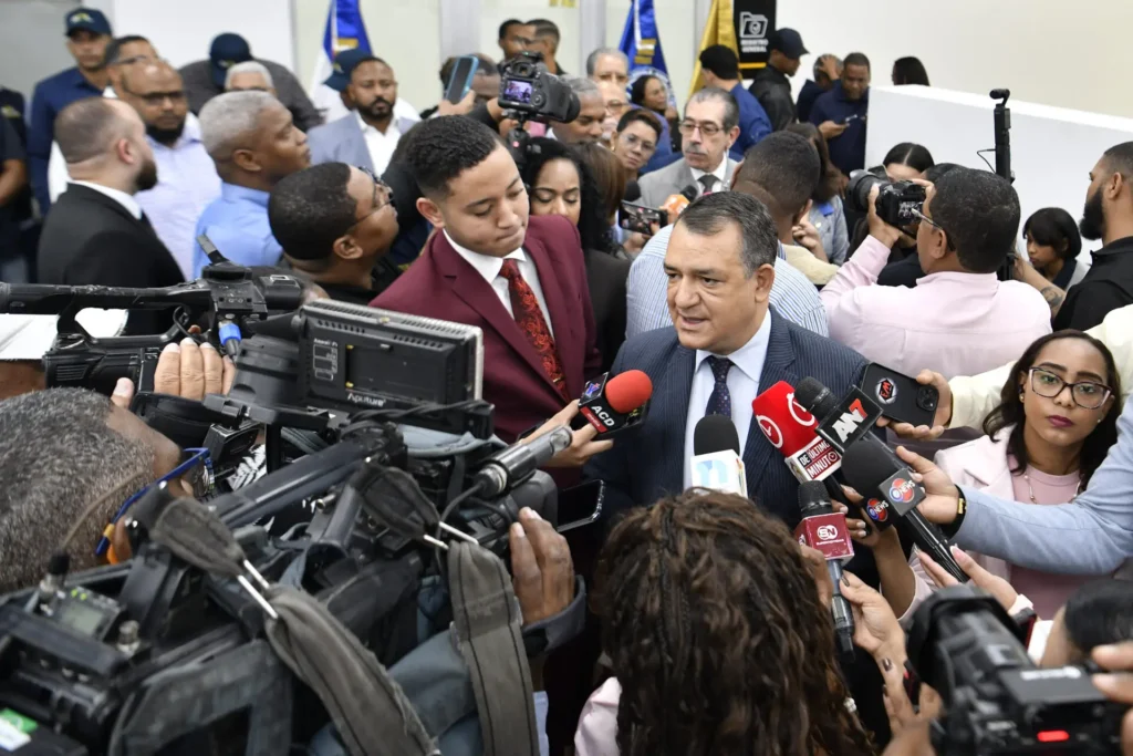 JCE levanta veto a encuestas en medio de litigio y defiende su independencia