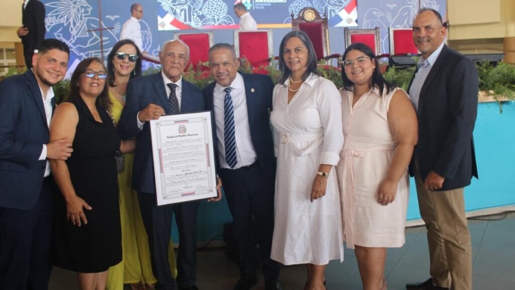 Bonao recibe la sesión del Senado por el aniversario de Monseñor Nouel, entre reconocimientos y reclamos de resultados
