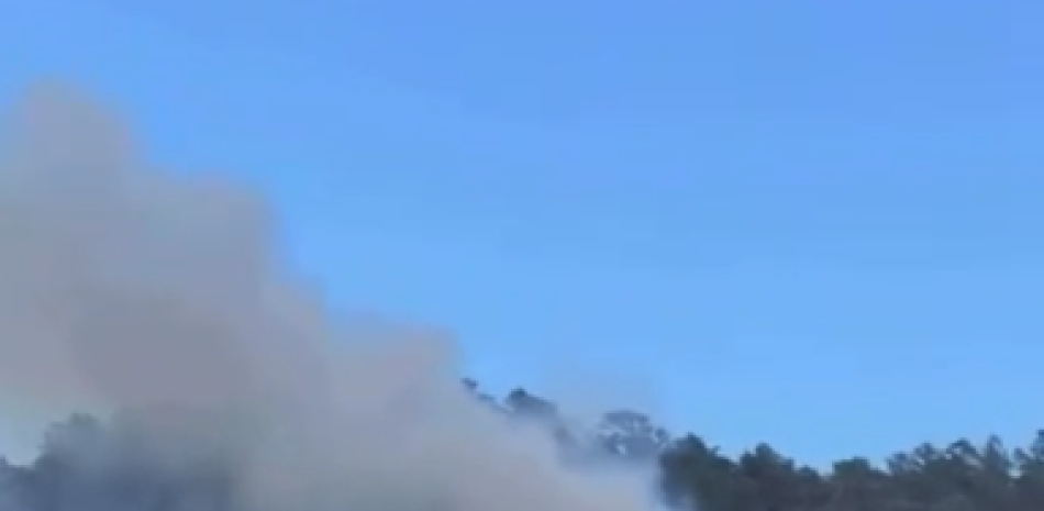 Fuego en Cañada Seca mantiene en alerta a Constanza y reabre dudas sobre la respuesta forestal