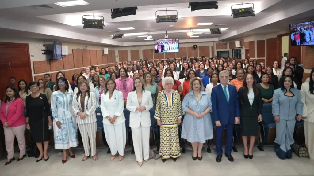 Gobierno exhibe curso con la OEA para mujeres rurales mientras queda abierta la exigencia de resultados en representación política